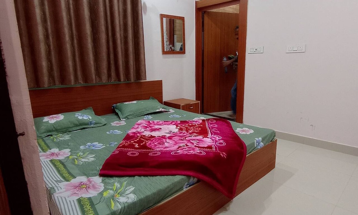 Vrindavan Hotel | Hotel Saraswati Atithi Bhawan Vrindavan