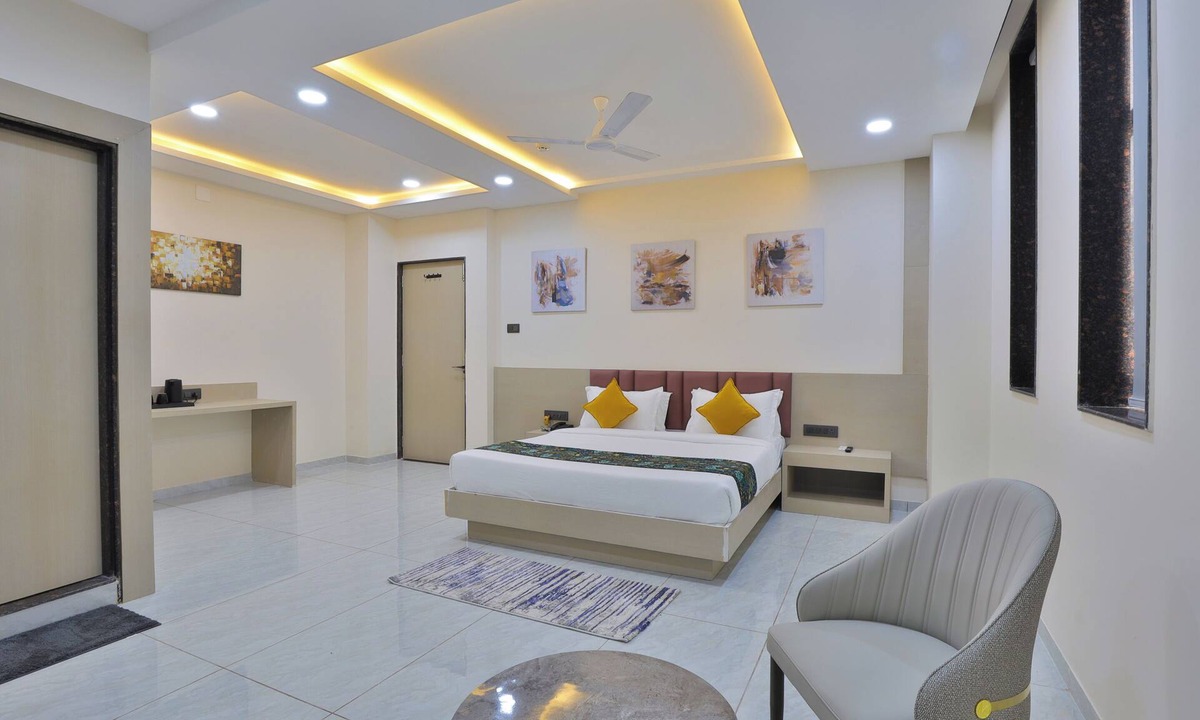 Ambav Hotel | Hotel The Grand Radhey