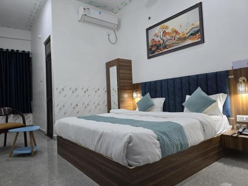 Faizabad Hotel | Hotel The Sky Blue & Caffe