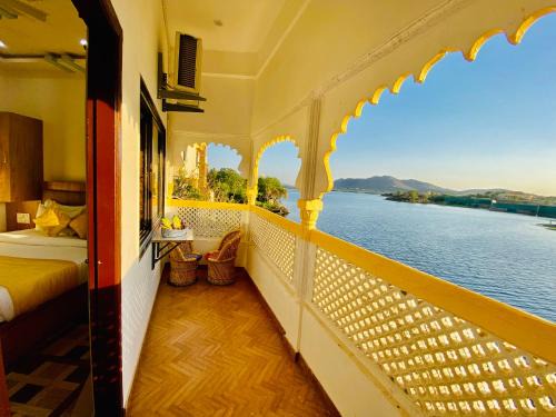 Lake Swaroop Sagar Hotel | Hotel Vallabhgarh at Pichola Lake Nathi Ghat Brahmpole Udaipur