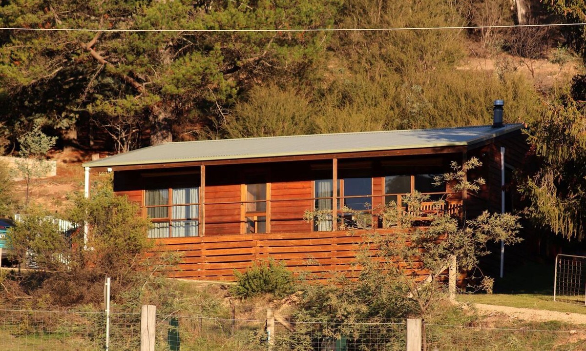 Howqua Cabin | Howqua Hideaway - cozy cabin with fireplace