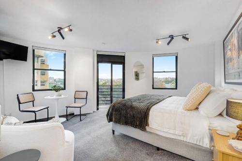 Kings Cross Apartment | Iconic Corner Apartment with King & Queen Beds