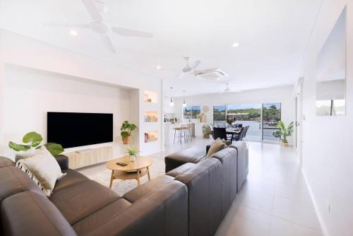 Bayview House | 'Infinity's Edge' Darwin Luxury Waterfront Oasis