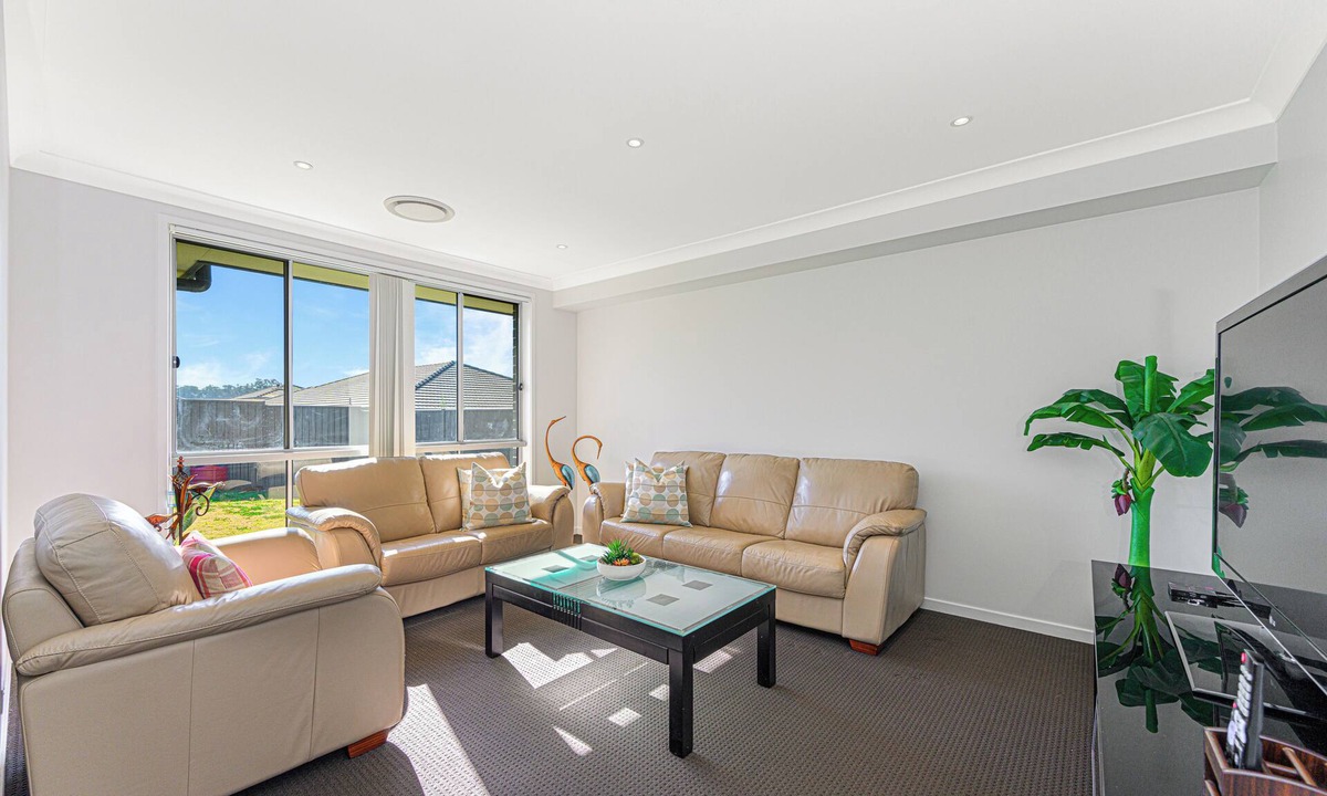 Jordan Springs House | Jordan Springs 5 bedrooms home near shopping