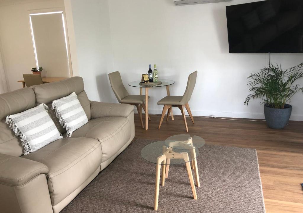 Marks Point Bed & Breakfast | Lakeside Bungalow