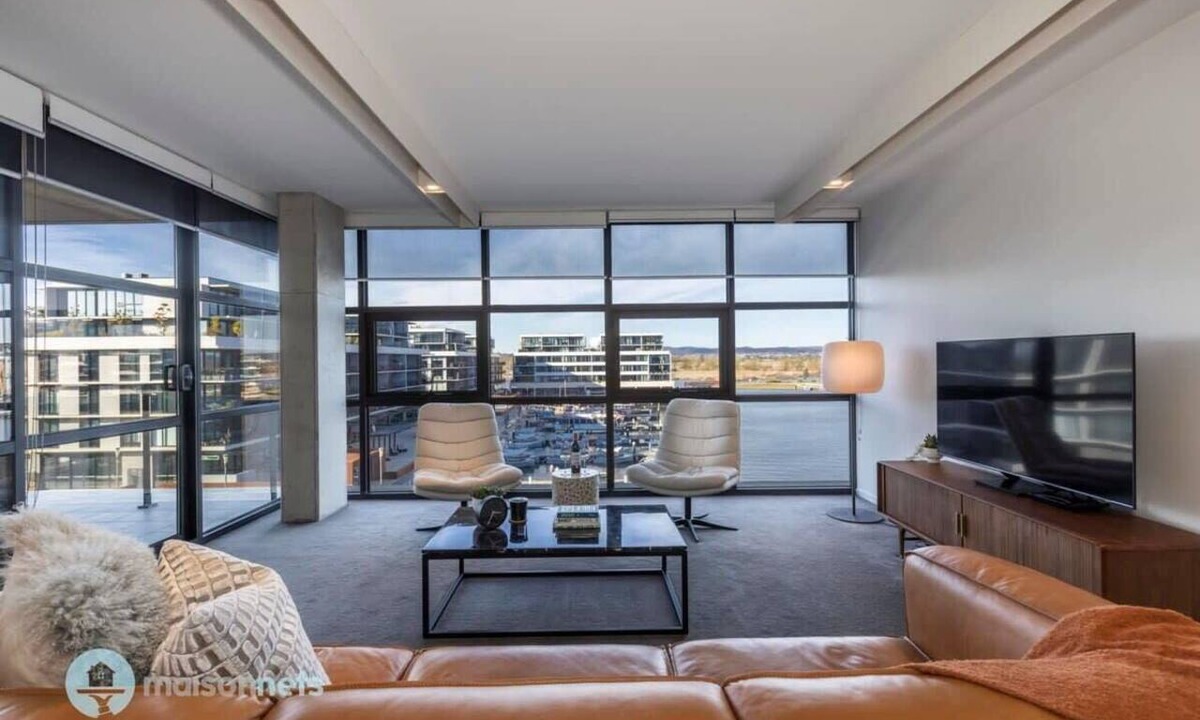 Kingston Apartment | Large Modern 2 Bdrm Apt, Water Views, 2x Car Spots