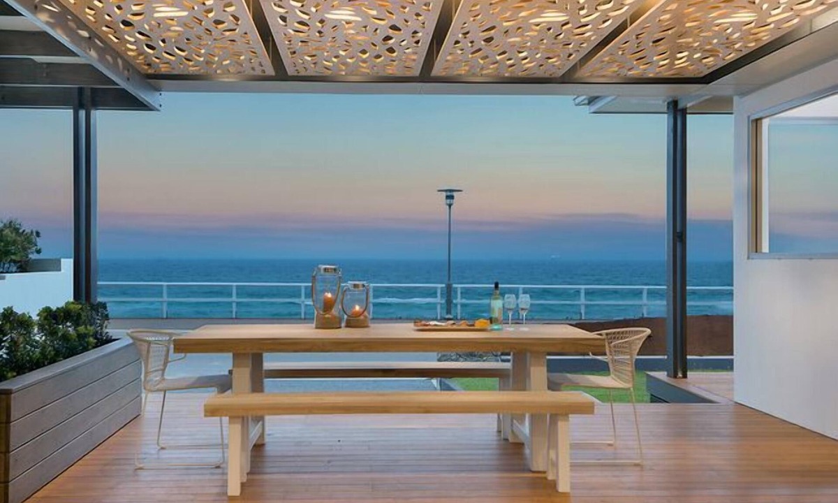 Merewether House | Luxury beachfront home on Merewether Beach - Autumn SALE on now