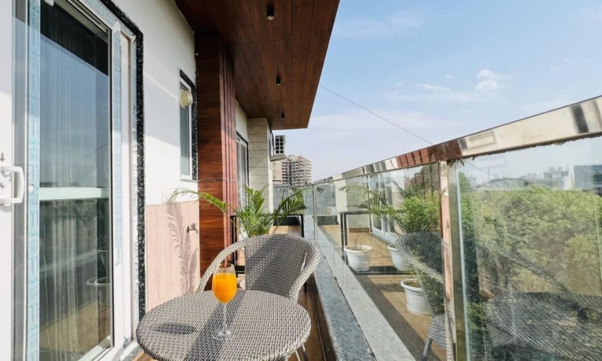 South City I Apartment | Luxury executive suite in Gurugram, featuring air conditioning and Wi-Fi.