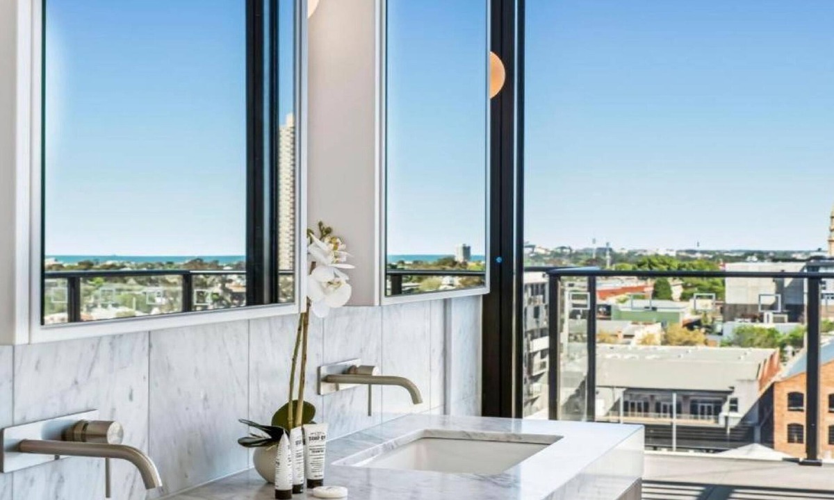 South Melbourne Apartment | Luxury Three Bedroom Penthouse with Bay and City View