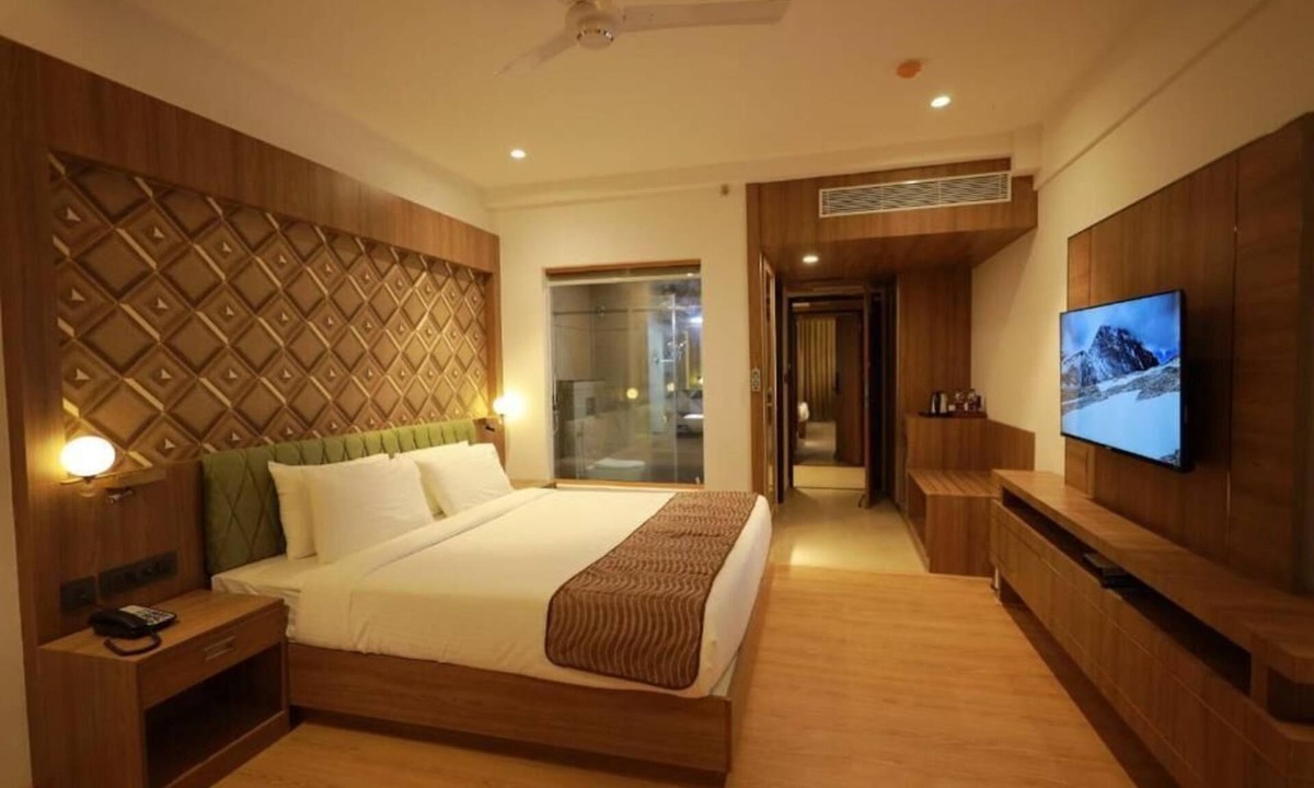 Thalassery Hotel | Mandarin Sky