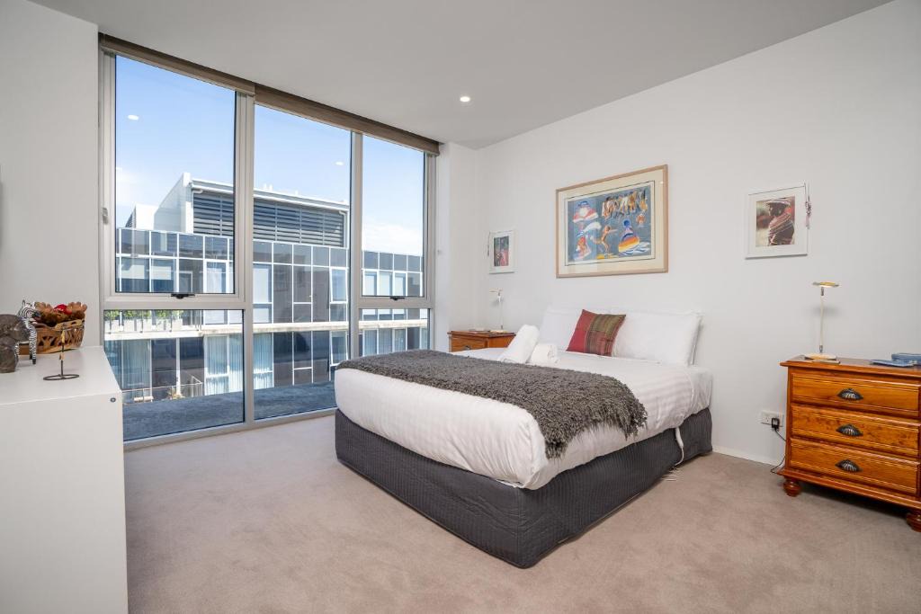 Capital Hill Apartment | Modern 3BR Home 5 mins away from Parliament House - Hosted by Canstay