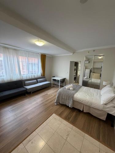 Darling Harbour Apartment | Modern Studio Steps to Chinatown & Darling Harbour