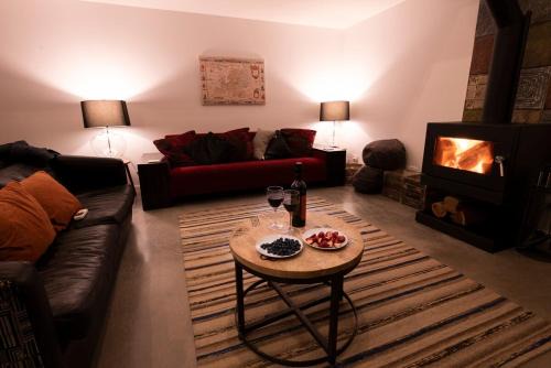 Mossy Point House | Mossy Green Door MTB stay minutes to Mogo Trails