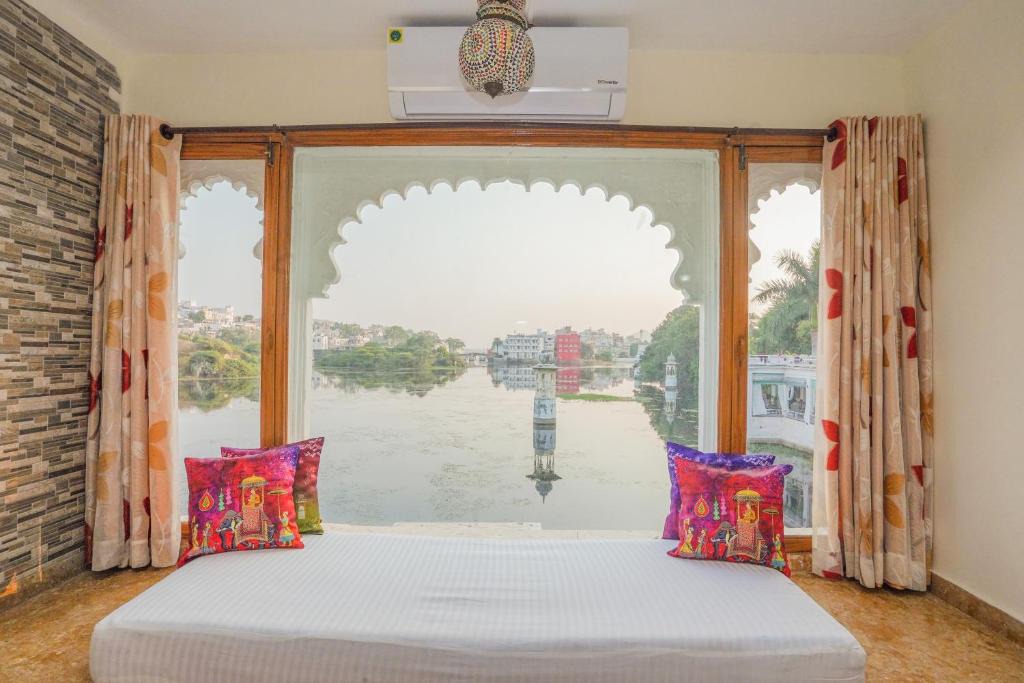 Lake Swaroop Sagar Hotel | Natural Lake View Hotel