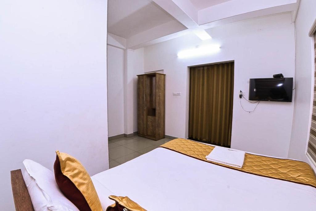 Aluva Hotel | Nirupama,Hotel Aluva 700 Mtr From Aluva Railway Station