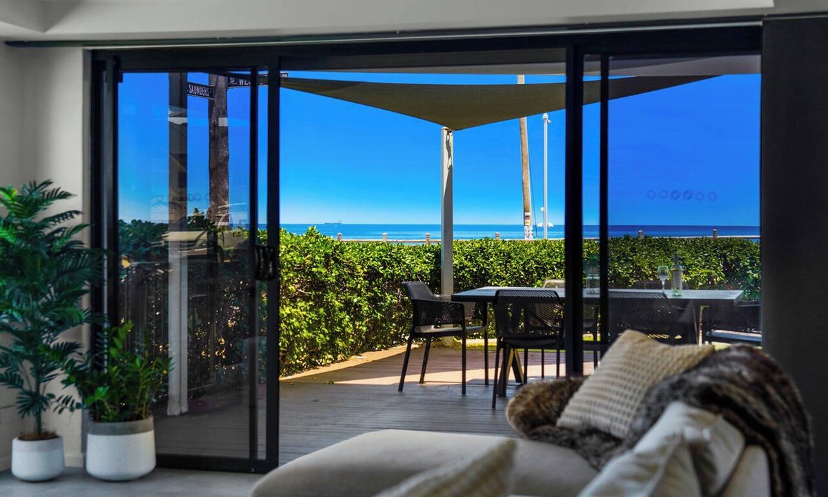 North Beach House | Ocean Facing | 20m to Water | Cafés & Dining