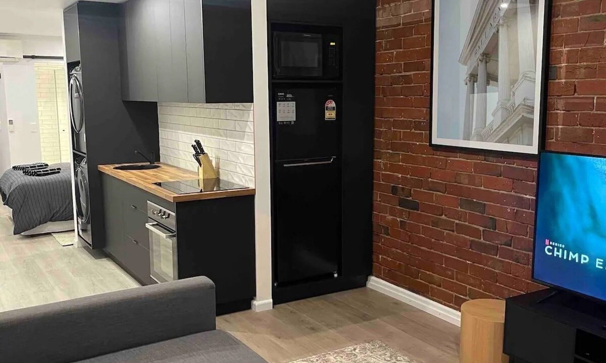 Brown Hill Apartment | Old Red Brick Charm. Close walk to Pubs, Cafes, 5km to CBD.