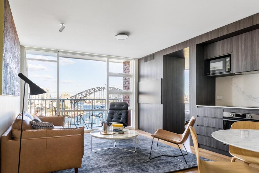 Lavender Bay Apartment | Panoramic Sydney Harbour Views – Spacious 1-Bedroom Apartment