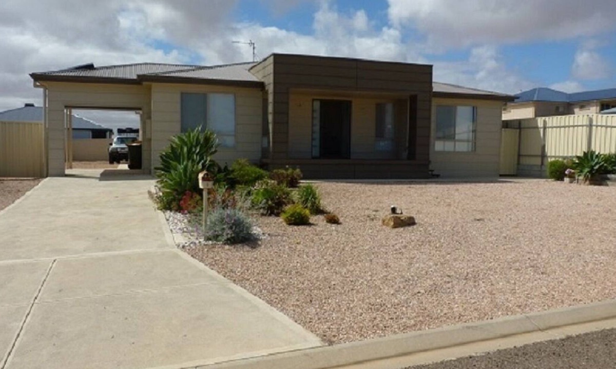 Moonta Bay House | PEBBLES PARADISE is a 4 bed 2 bath modern home a couple minutes from the beach.