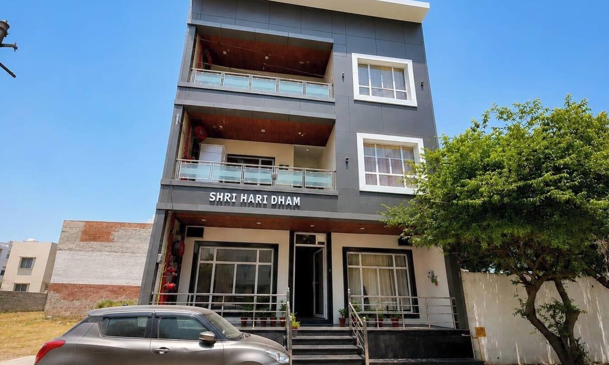 Vrindavan Hotel | Perfect hotel with 9 bedrooms and AC in soothing Vrindavan