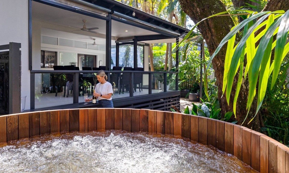 Pearl Beach House | Pet friendly, spa, stroll to beach and cafe