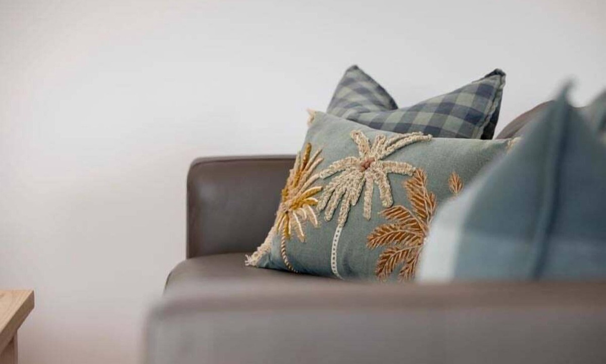 East Jindabyne House | Poet's Den, Stunning 4-Bedroom in Tyrolean Village, with double garage