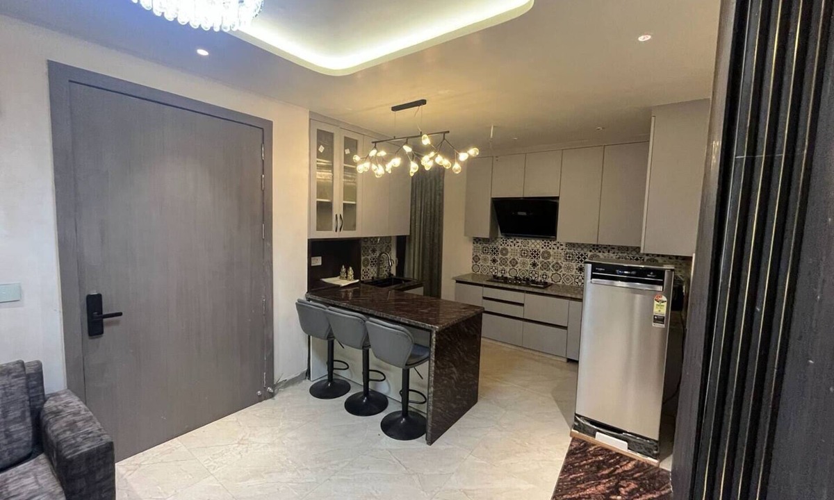 Allahabad Apartment | Premium 2BHK -AC-55” TV-Fridge-Mixer-Micro-Kitchen