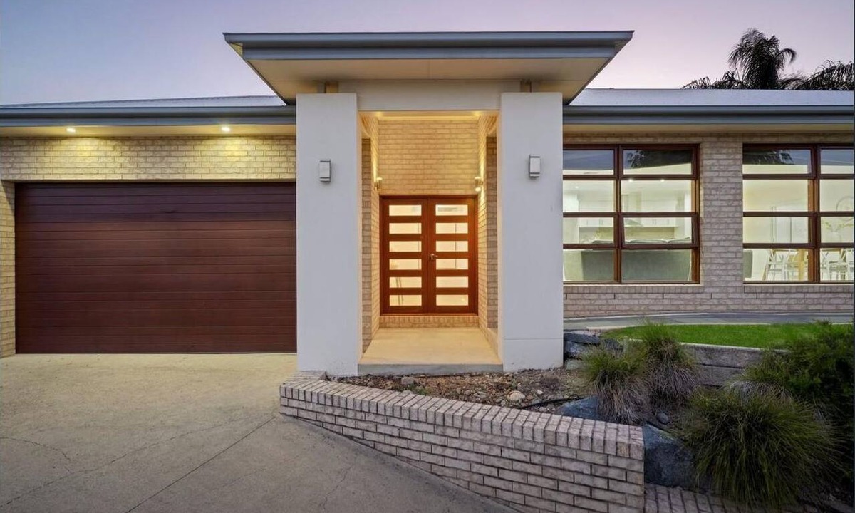 Albury House | Prestigious, Private & Peaceful Pad - Stunning four bedroom home in central Albury