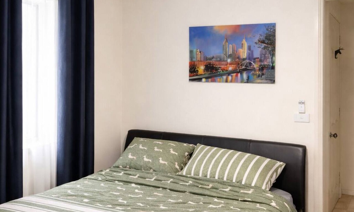 Kennington House | Private master bedroom with bathroom near town.