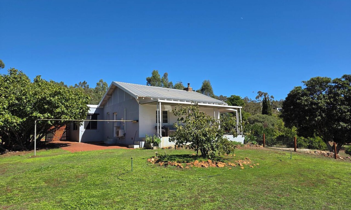 Kelmscott Cottage | Private Perth Hills Cottage | Nature Retreat with Kangaroos