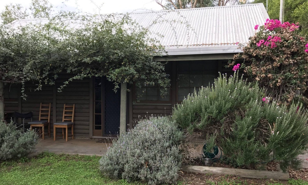 Carrickalinga House | Quaint Log Cabin Hidden Amongst The Trees