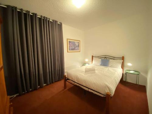 Griffith Apartment | Quiet 2BR Apartment with Garden views in Griffith