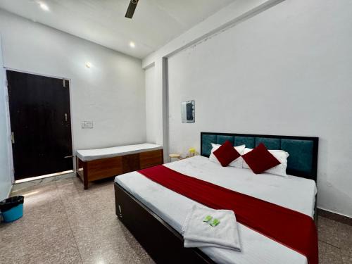 Vrindavan Hotel | Radha aradhya sadan vrindavan