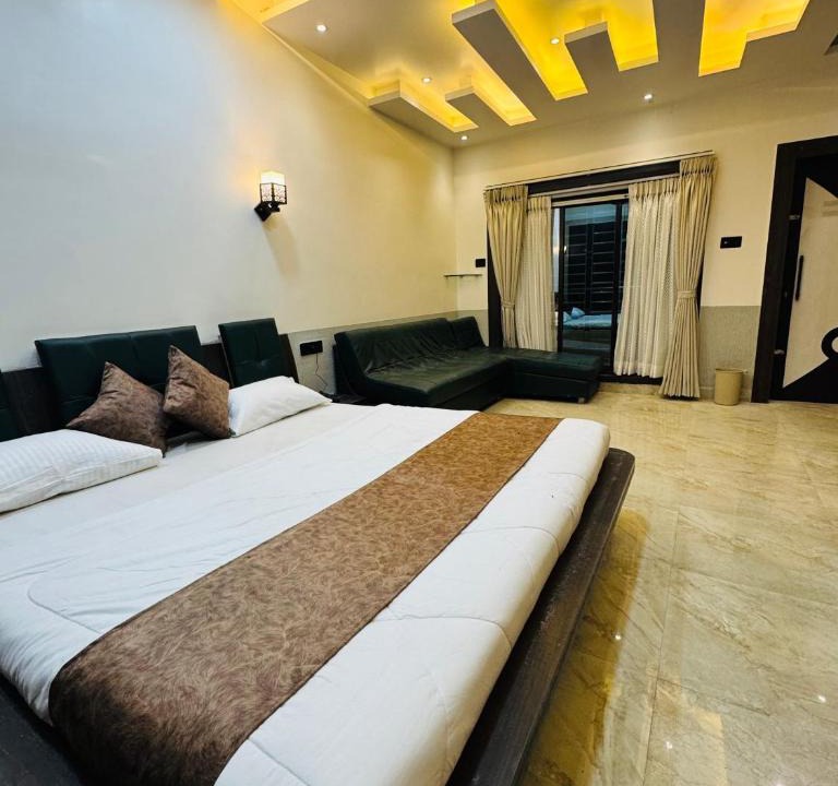 Mahmoorganj Hotel | Ramatva Stays