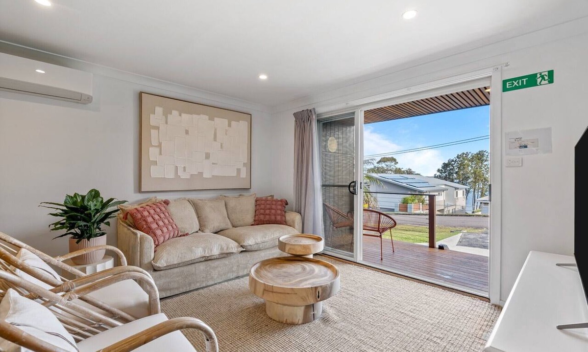 Buff Point Apartment | Relaxed 2 Bed Coastal Stay Near the Lake