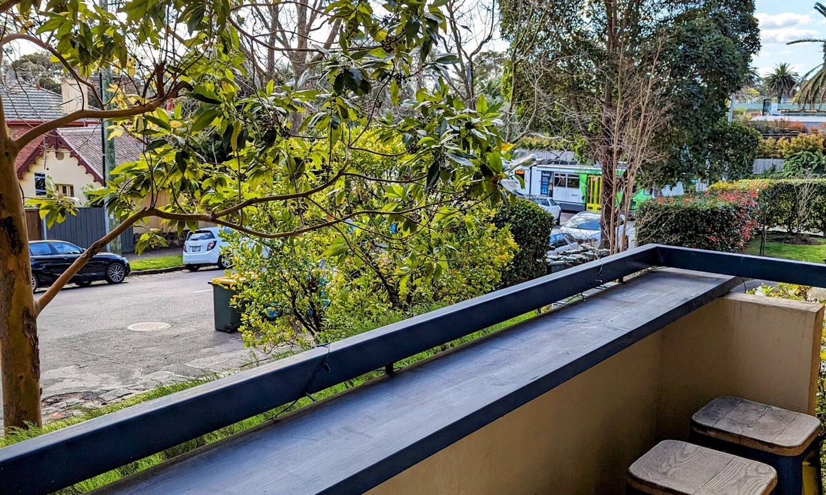 Hawthorn Apartment | Riverside Haven on City Doorstep