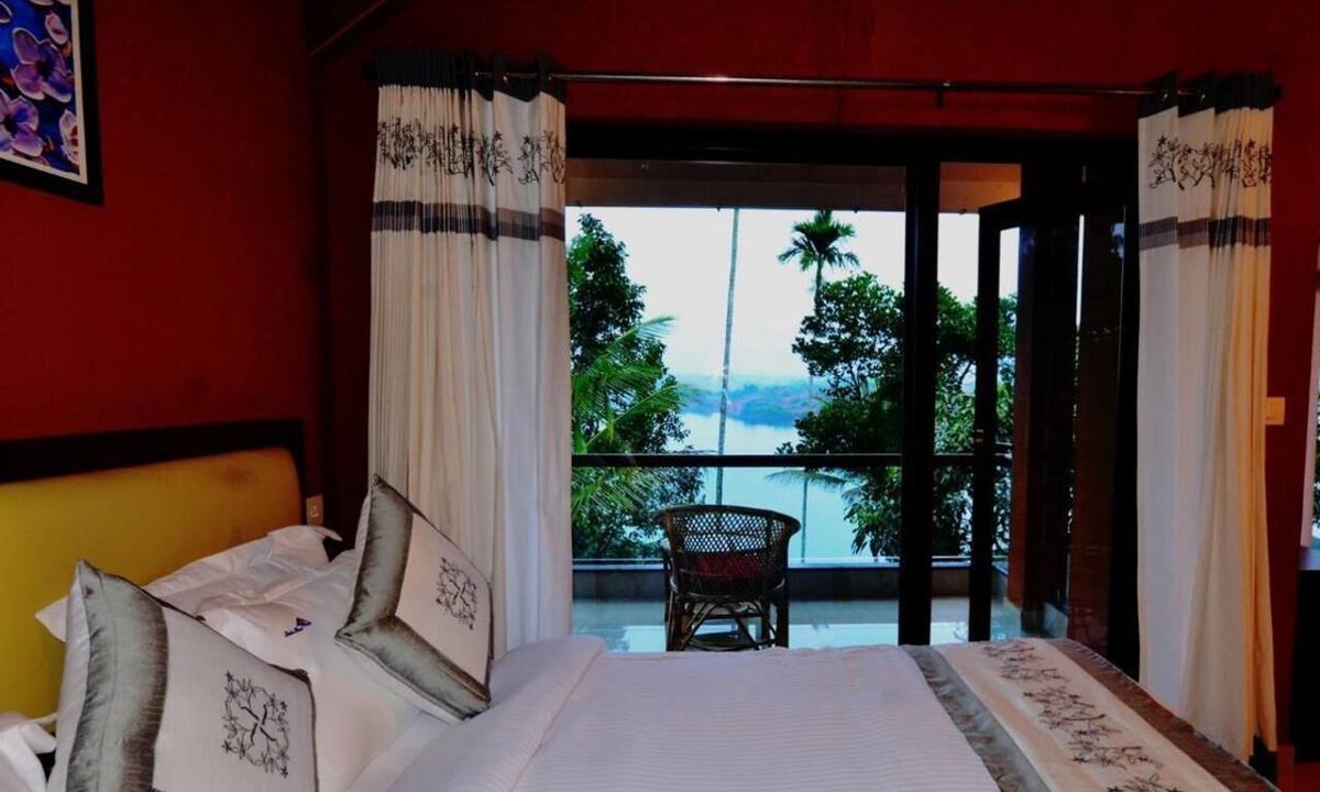 Vazhavatta Hotel | Room-lakerose Wayanad Resort - Lake View