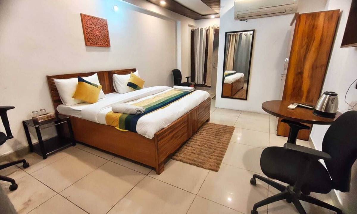 Nizamuddin East Hotel | Roomshala Sun Residency - Nizamuddin