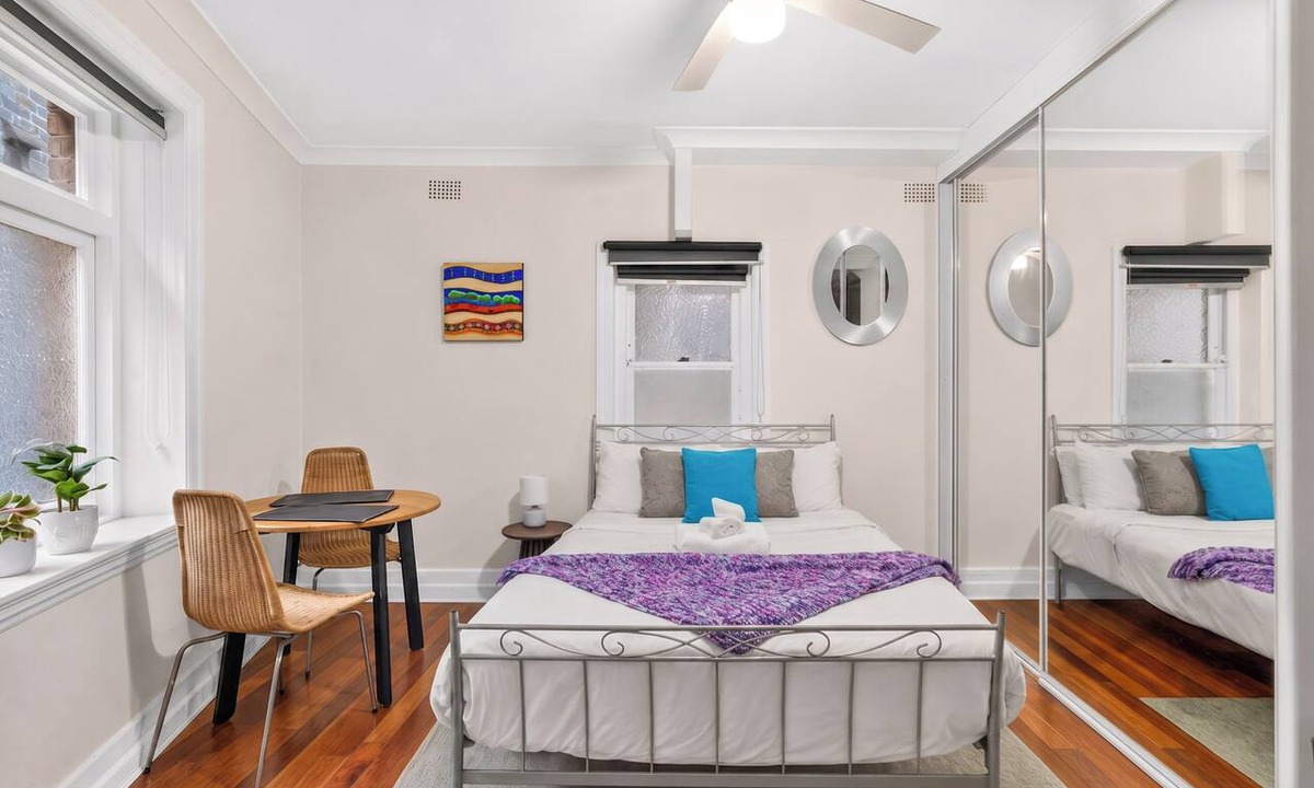 Kings Cross Apartment | Roslyn Studio Between Harbour Calm and City Energy