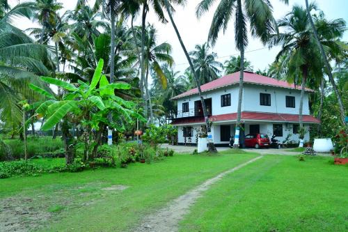 Kumbalam House | Royal Beach Abode