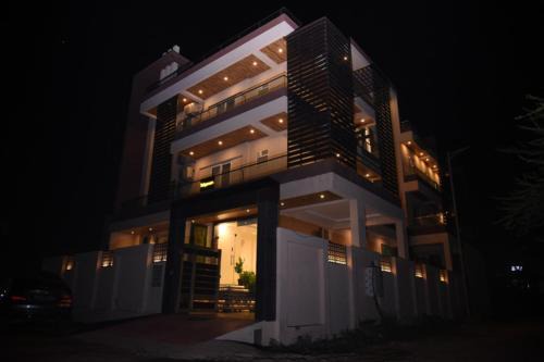 Gomti Nagar Hotel | RROOMS Hotel Riddhi Grand