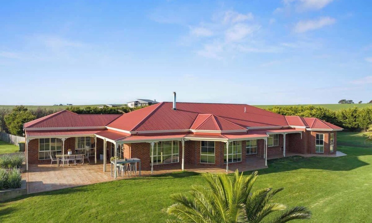 Ventnor House | Serene Beach Haven: Sleeps 12