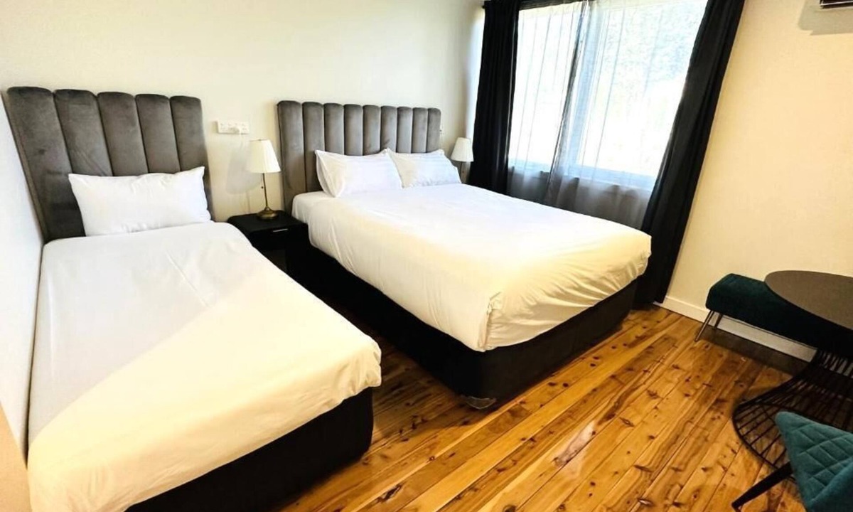 Gumly Gumly Hotel | Seven Inn