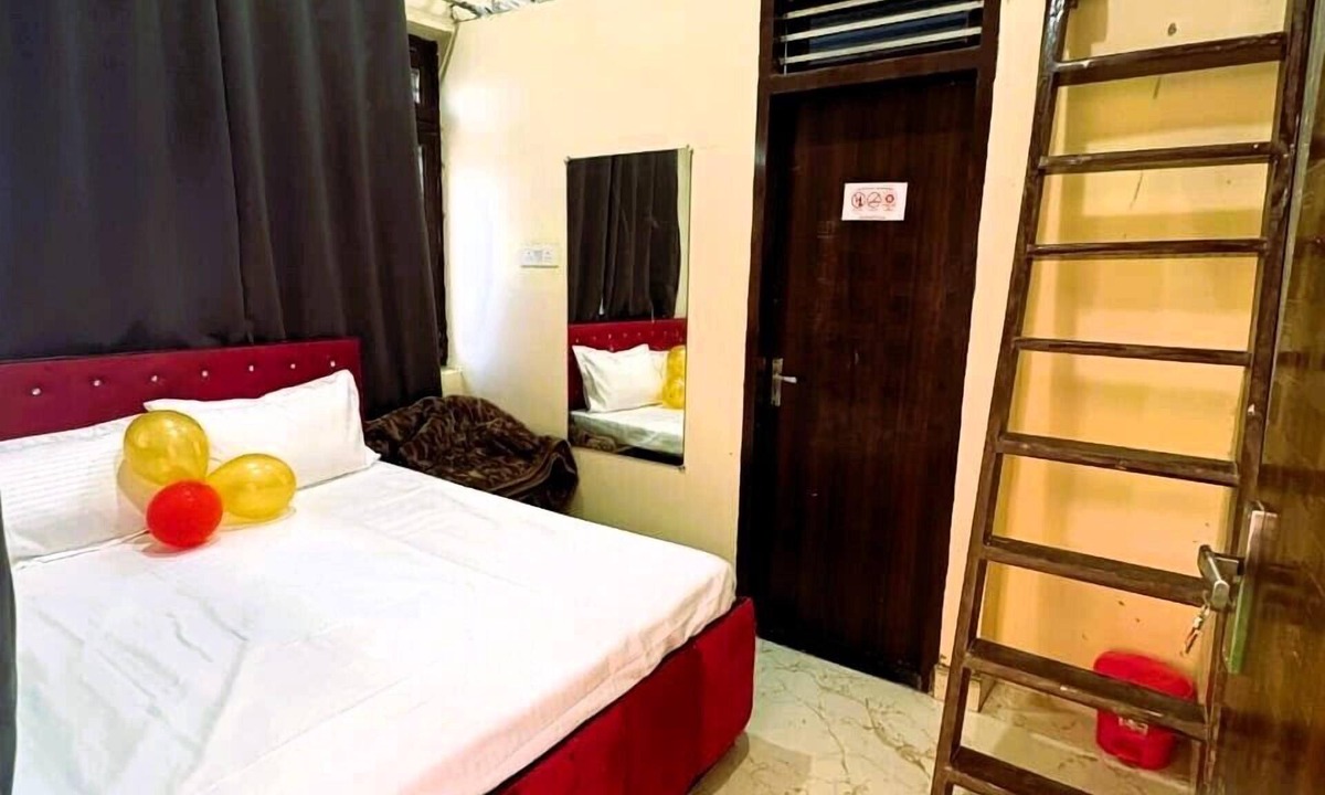 Vrindavan House | Shree Pria Ju Dham Room near Maa Vaishnav Devi Statue Stay in Vrindavan