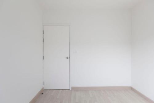 Pali Hill Apartment | Sofia