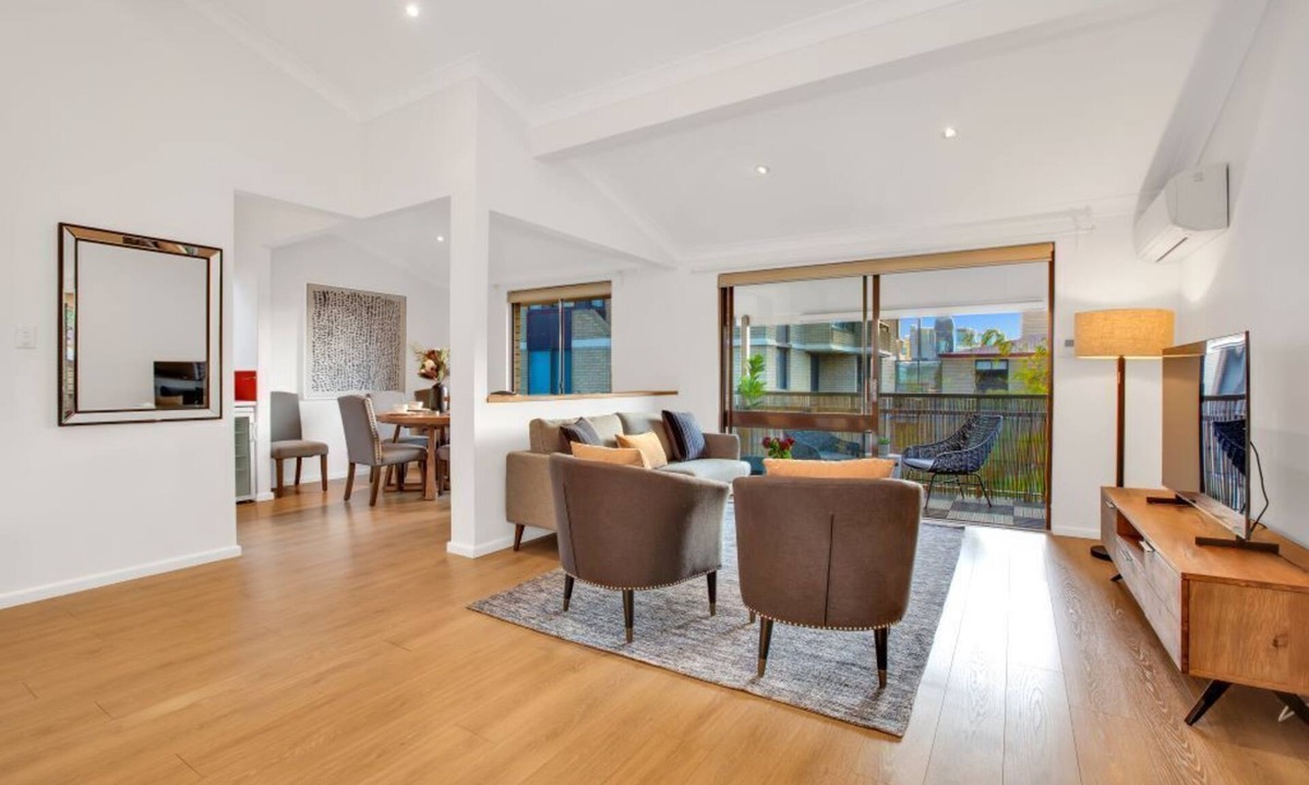 Potts Point Apartment | Spacious 2 BR Home in the Heart of Potts Point