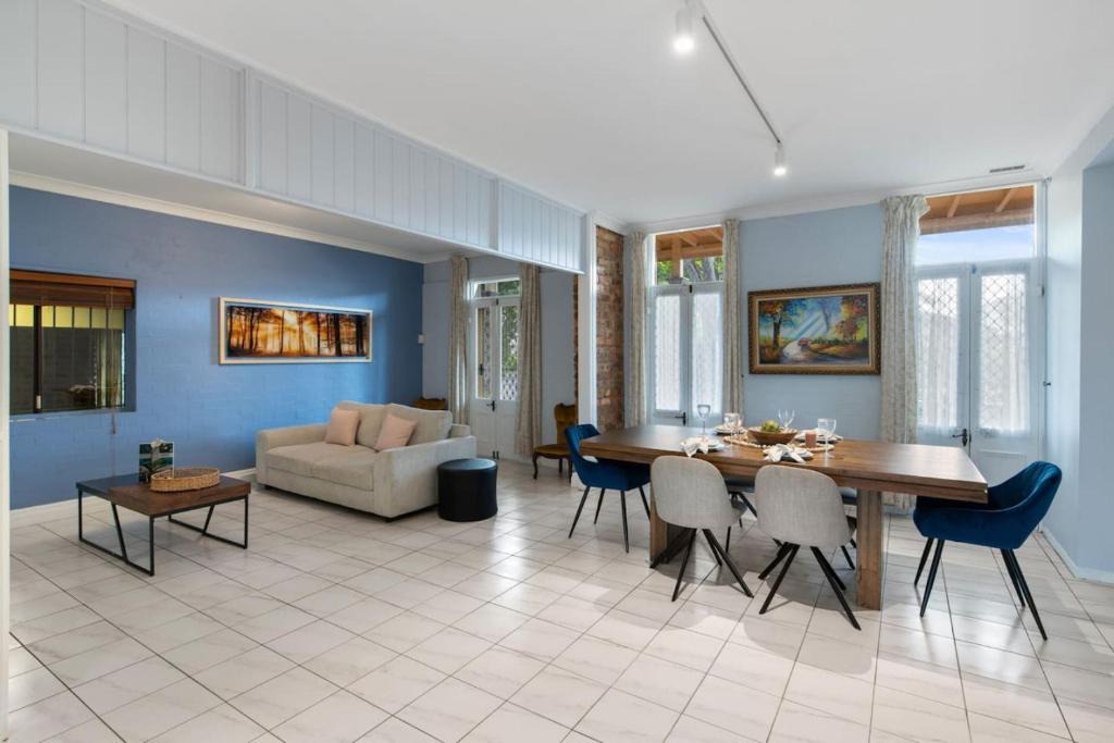 Robertson House | Spacious Affordable 7B3B 2 Living Pool Yard and Mall