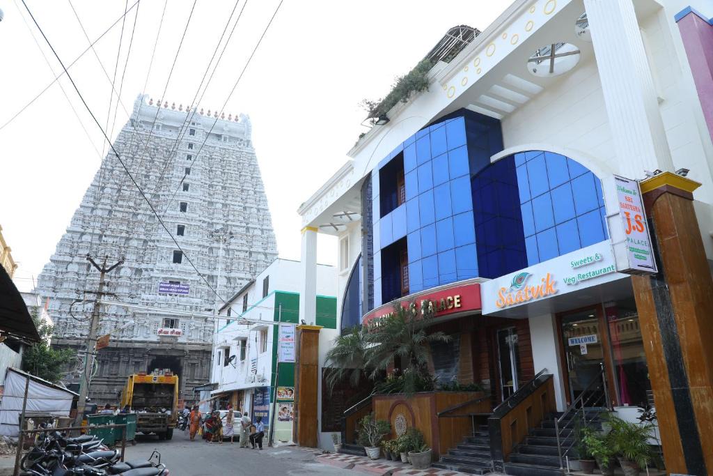 Tiruvannamalai Hotel | Sri Sarvesha JS Palace temple view