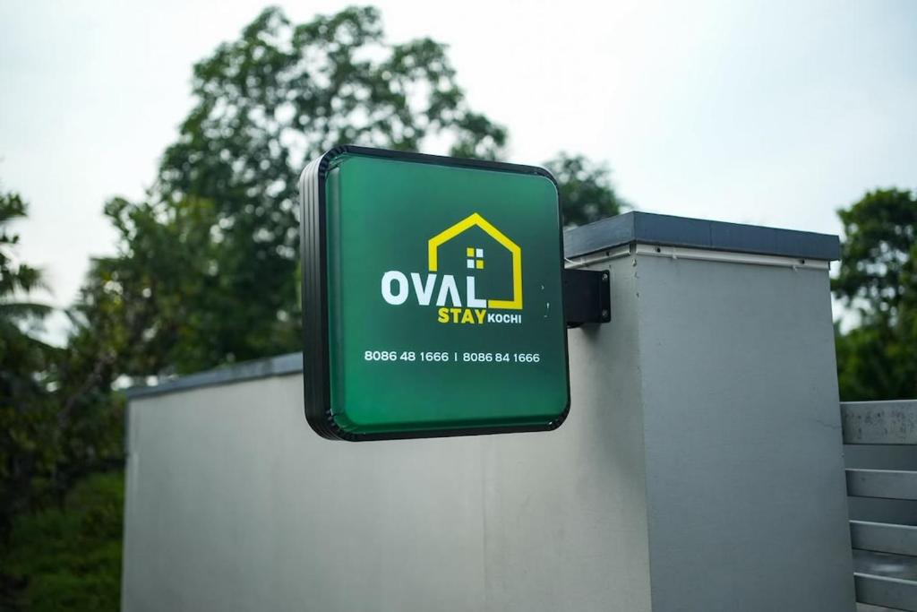 Alwaye Hotel | Standard Room Near CIAL Airport King Bed & Wi-Fi