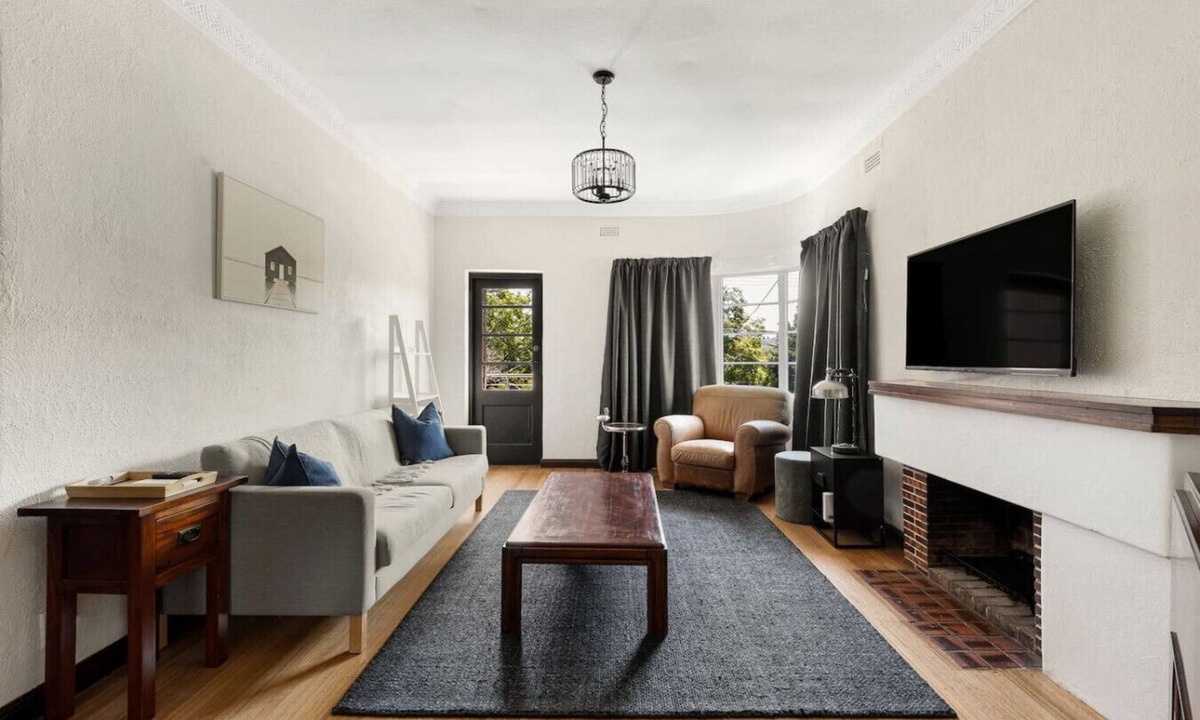 Brighton Apartment | Streamline Moderne apartment w/dedicated parking